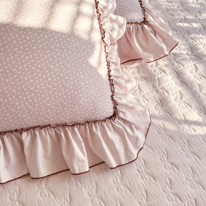 91家纺网 家纺一手货源 找家纺 漫布云2026春夏新品韩版公主风超柔水洗棉床盖四件套刺绣针织棉双层纱纯棉棉麻全棉公主风床盖款四件套 芬迪-星云紫