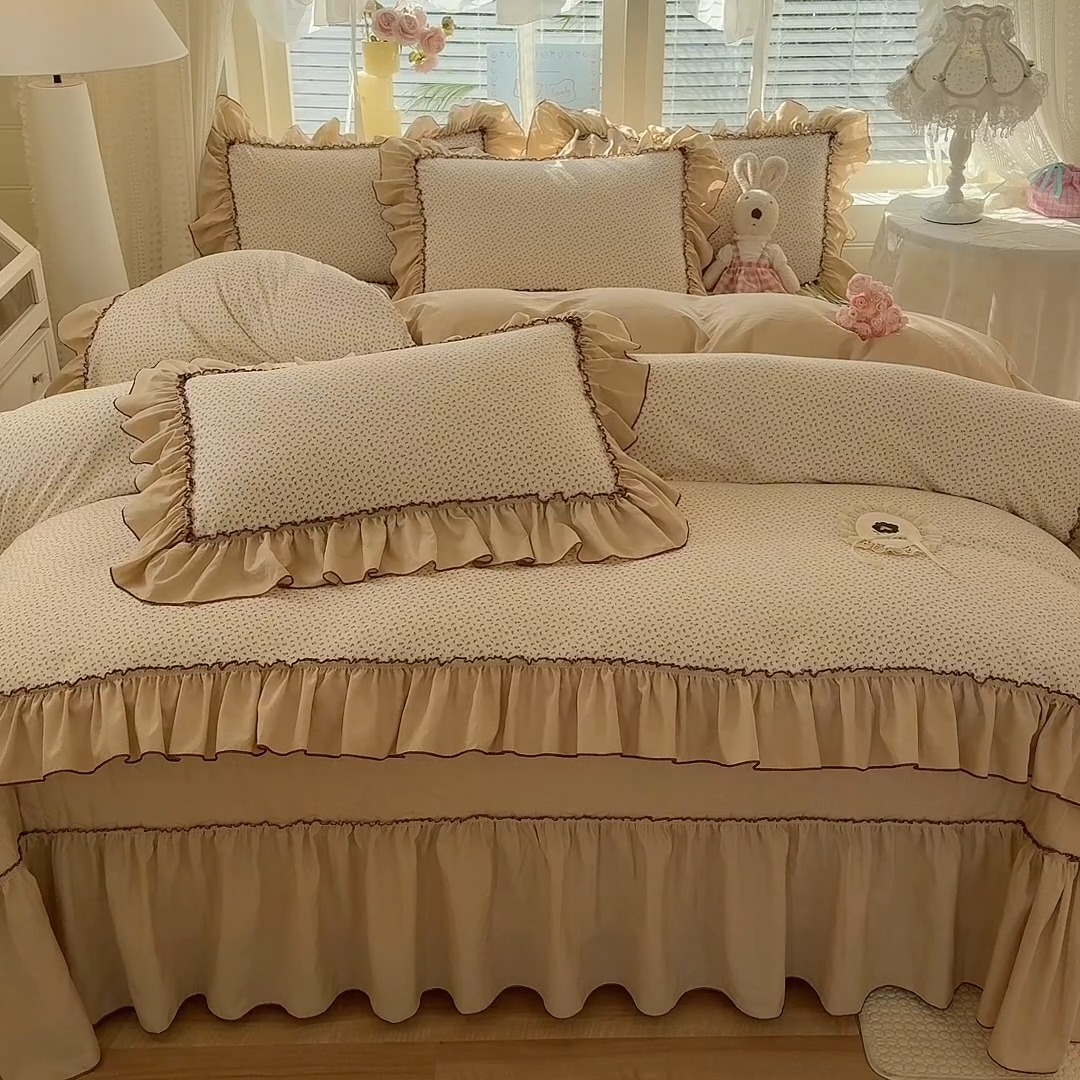 91家纺网 家纺一手货源 找家纺 漫布云2026春夏新品韩版公主风超柔水洗棉床盖四件套刺绣针织棉双层纱纯棉棉麻全棉公主风床盖款四件套  芬迪-松露咖 