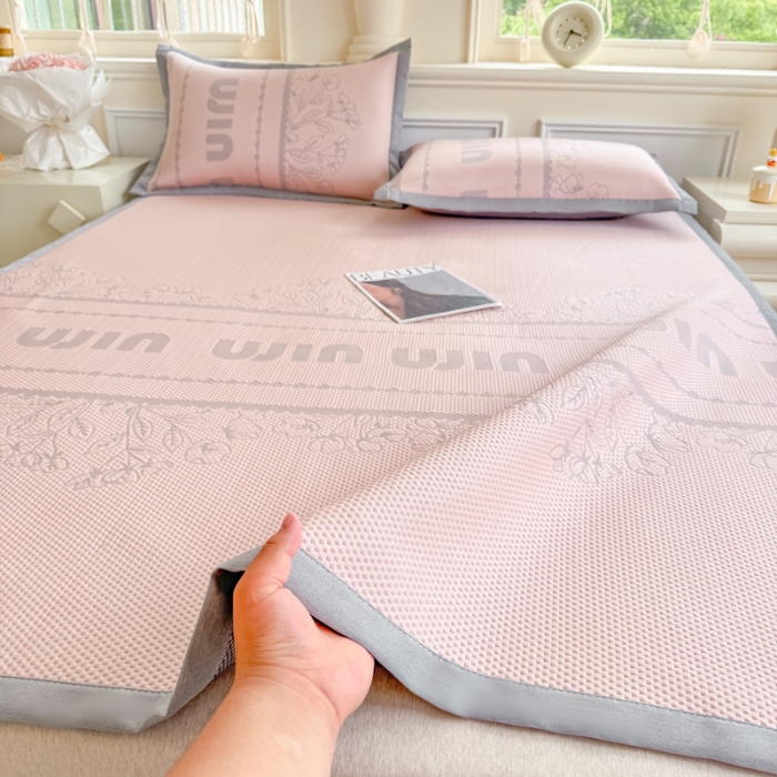 91家纺网 家纺一手货源 找家纺 2026高端轻奢简约A类提花凉感PE高分子复合软凉席三件套纯色豆豆冰丝凉席子三件套件空调席床单三明治 柏林粉