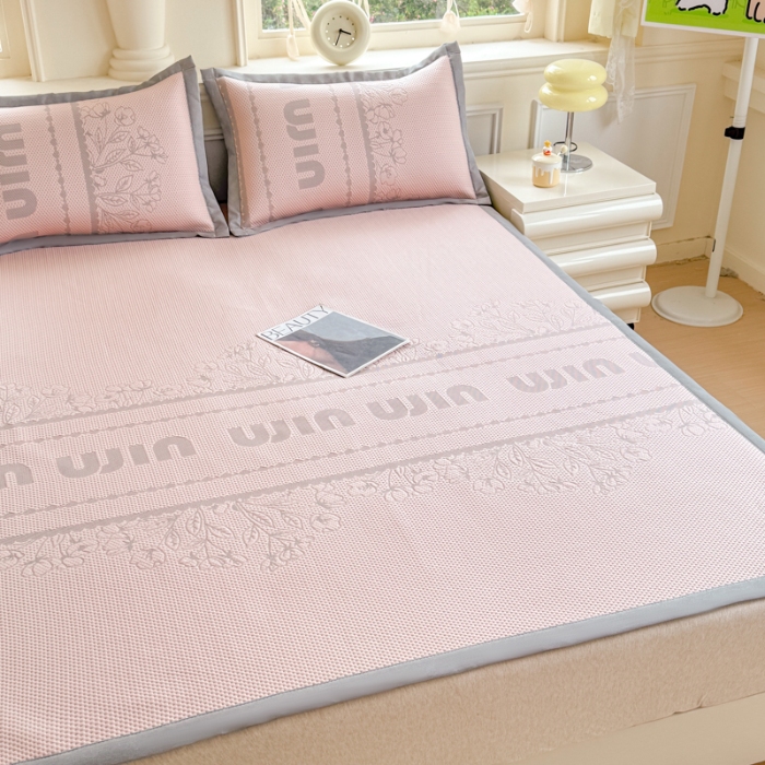 91家纺网 家纺一手货源 找家纺 2026高端轻奢简约A类提花凉感PE高分子复合软凉席三件套纯色豆豆冰丝凉席子三件套件空调席床单三明治 柏林粉