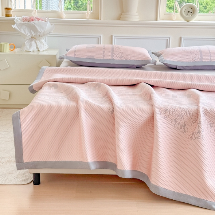 91家纺网 家纺一手货源 找家纺 2026高端轻奢简约A类提花凉感PE高分子复合软凉席三件套纯色豆豆冰丝凉席子三件套件空调席床单三明治 柏林粉