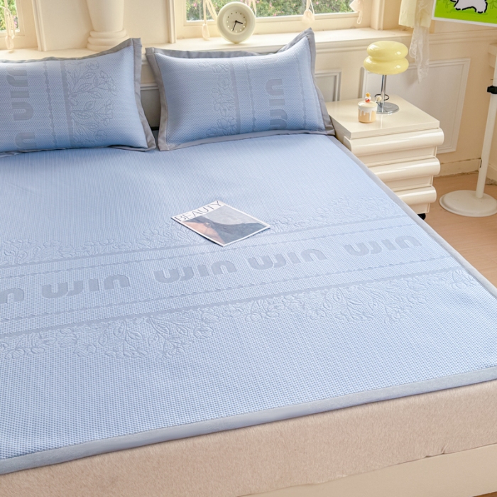 91家纺网 家纺一手货源 找家纺 2026高端轻奢简约A类提花凉感PE高分子复合软凉席三件套纯色豆豆冰丝凉席子三件套件空调席床单三明治 柏林蓝