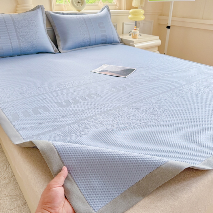 91家纺网 家纺一手货源 找家纺 2026高端轻奢简约A类提花凉感PE高分子复合软凉席三件套纯色豆豆冰丝凉席子三件套件空调席床单三明治 柏林蓝