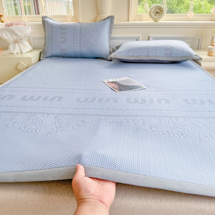 91家纺网 家纺一手货源 找家纺 2026高端轻奢简约A类提花凉感PE高分子复合软凉席三件套纯色豆豆冰丝凉席子三件套件空调席床单三明治 柏林蓝