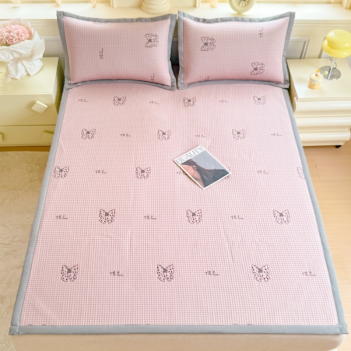 91家纺网 家纺一手货源 找家纺 2026高端轻奢简约A类提花凉感PE高分子复合软凉席三件套纯色豆豆冰丝凉席子三件套件空调席床单三明治 蝴蝶结粉