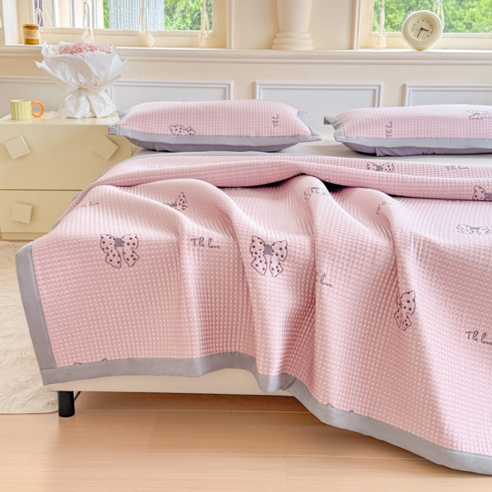 91家纺网 家纺一手货源 找家纺 2026高端轻奢简约A类提花凉感PE高分子复合软凉席三件套纯色豆豆冰丝凉席子三件套件空调席床单三明治 蝴蝶结粉