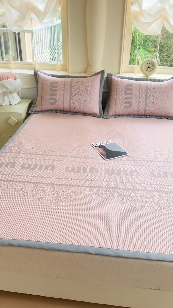 91家纺网 家纺一手货源 找家纺 2026高端轻奢简约A类提花凉感PE高分子复合软凉席三件套纯色豆豆冰丝凉席子三件套件空调席床单三明治 柏林粉