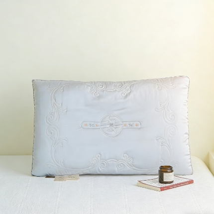 91家纺网 家纺一手货源 找家纺 （总）轻奢刺绣天丝枕头 柔软护颈助眠枕芯欧式卷草纹刺绣