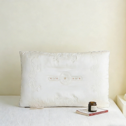 91家纺网 家纺一手货源 找家纺 （总）轻奢刺绣天丝枕头 柔软护颈助眠枕芯欧式卷草纹刺绣