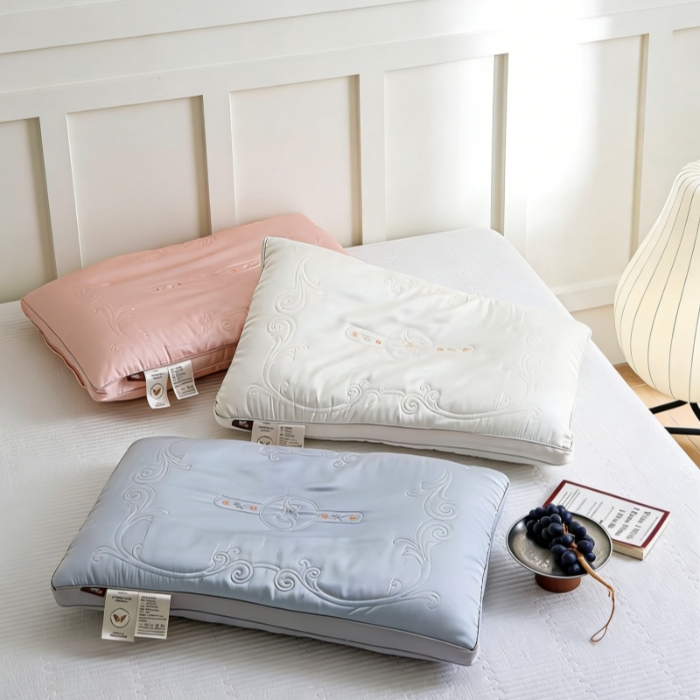 91家纺网 家纺一手货源 找家纺 （总）轻奢刺绣天丝枕头 柔软护颈助眠枕芯欧式卷草纹刺绣