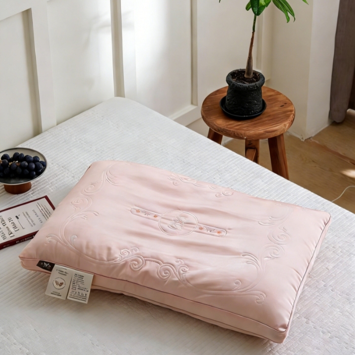 91家纺网 家纺一手货源 找家纺 （总）轻奢刺绣天丝枕头 柔软护颈助眠枕芯欧式卷草纹刺绣