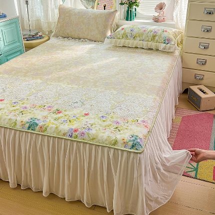 91家纺网 家纺一手货源 找家纺 （总）2026新款花边床裙款冰丝凉席套件配凉感丝同款夏被四件套可机洗软席三件套