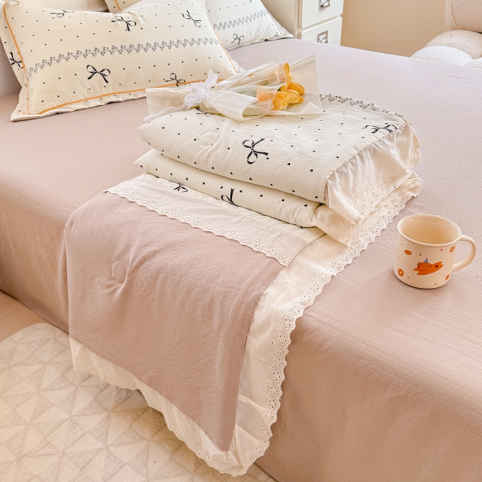 91家纺网 家纺一手货源 找家纺 （总）【苏东来】2026小清新韩版印花蕾丝花边皱皱棉工艺款拼接单夏被四件套韩式赫本碎花仙女荷叶边夏凉被子空调被双人春秋被可水洗