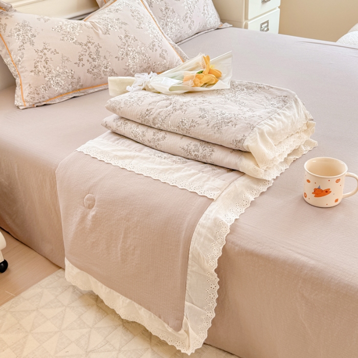 91家纺网 家纺一手货源 找家纺 （总）【苏东来】2026小清新韩版印花蕾丝花边皱皱棉工艺款拼接单夏被四件套韩式赫本碎花仙女荷叶边夏凉被子空调被双人春秋被可水洗