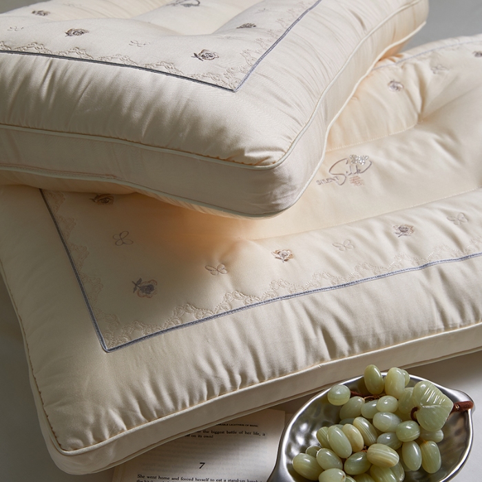 91家纺网 家纺一手货源 找家纺 （总）2026新品  亲肤舒适蚕丝护颈枕芯枕头  贡缎蚕丝轻柔定型成人枕芯学生按摩护颈枕头