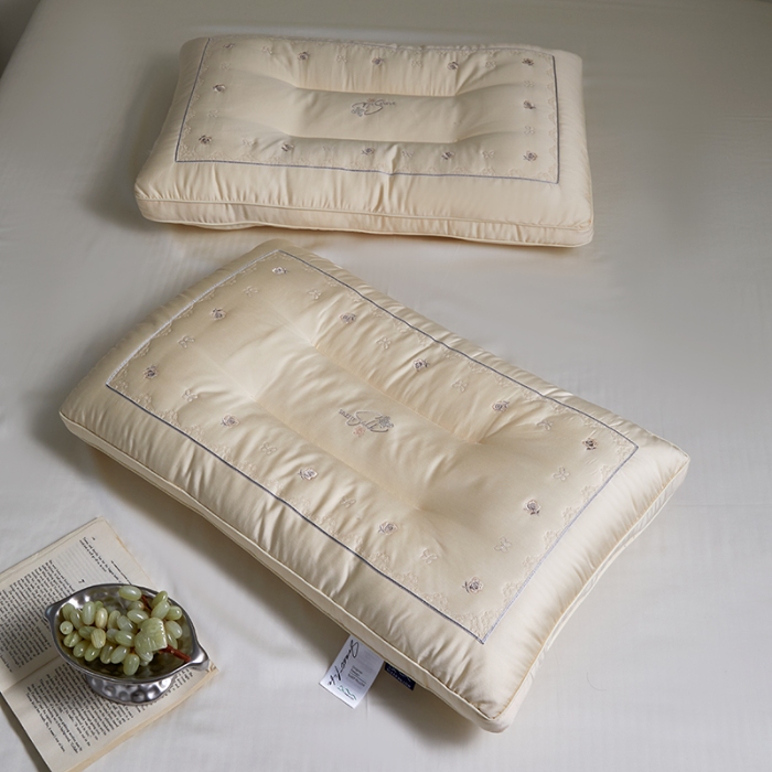 91家纺网 家纺一手货源 找家纺 （总）2026新品  亲肤舒适蚕丝护颈枕芯枕头  贡缎蚕丝轻柔定型成人枕芯学生按摩护颈枕头