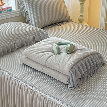 91家纺网 家纺一手货源 找家纺 （总）2026新款冰丝提花床裙款豆豆凉席三件套软席空调席套件韩式花边凉席四件套配夏凉被