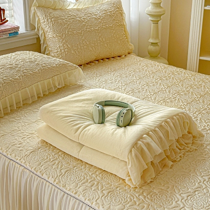 91家纺网 家纺一手货源 找家纺 （总）2026新款冰丝提花床裙款豆豆凉席三件套软席空调席套件韩式花边凉席四件套配夏凉被