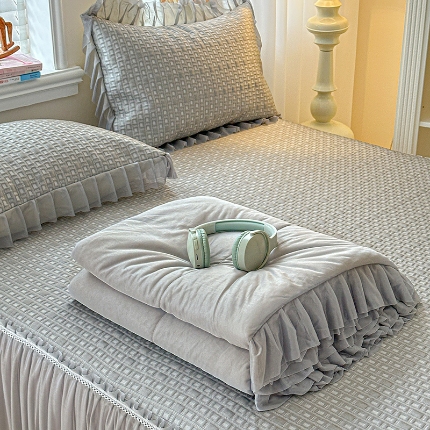 91家纺网 家纺一手货源 找家纺 （总）2026新款冰丝提花床裙款豆豆凉席三件套软席空调席套件韩式花边凉席四件套配夏凉被