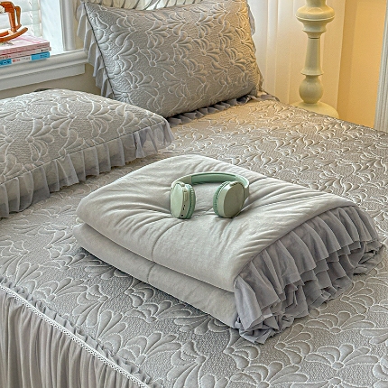 91家纺网 家纺一手货源 找家纺 （总）2026新款冰丝提花床裙款豆豆凉席三件套软席空调席套件韩式花边凉席四件套配夏凉被