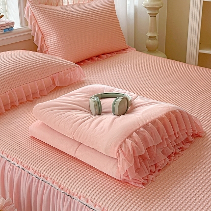 91家纺网 家纺一手货源 找家纺 （总）2026新款冰丝提花床裙款豆豆凉席三件套软席空调席套件韩式花边凉席四件套配夏凉被