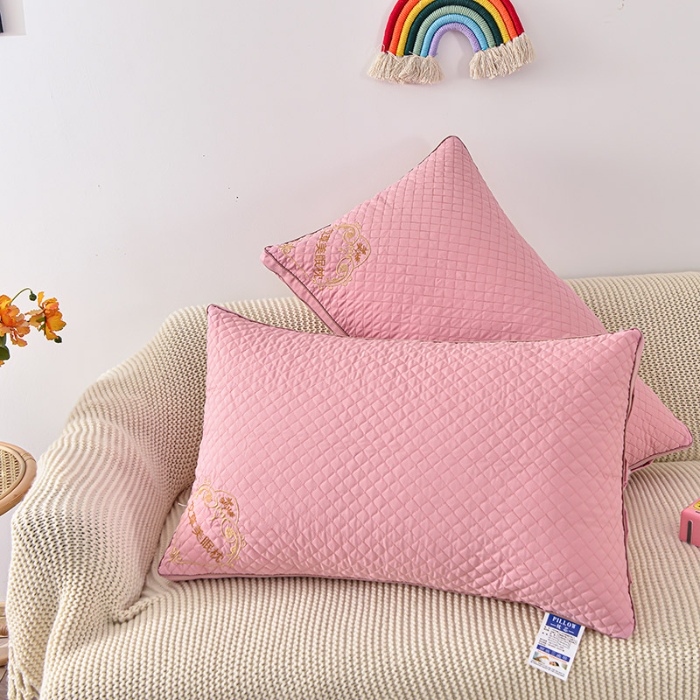 91家纺网 家纺一手货源 找家纺 兴丝露枕芯 立体艾草绣花枕  双边立体枕芯 羽丝枕头