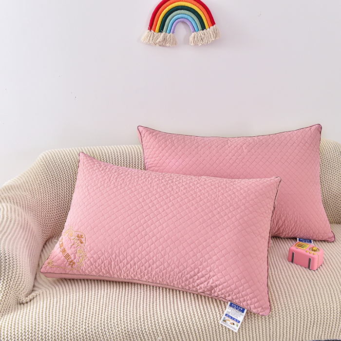 91家纺网 家纺一手货源 找家纺 兴丝露枕芯 立体艾草绣花枕  双边立体枕芯 羽丝枕头