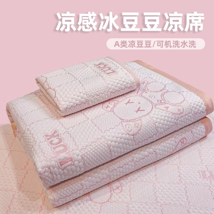 91家纺网 家纺一手货源 找家纺 （总）春寻家纺 2026新款直播爆款幸运熊系列凉豆豆冰丝凉席三件套床单款床笠款可水洗机洗夏季凉感冰豆豆空调席软席子 