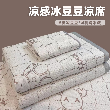 91家纺网 家纺一手货源 找家纺 （总）春寻家纺 2026新款直播爆款幸运熊系列凉豆豆冰丝凉席三件套床单款床笠款可水洗机洗夏季凉感冰豆豆空调席软席子 