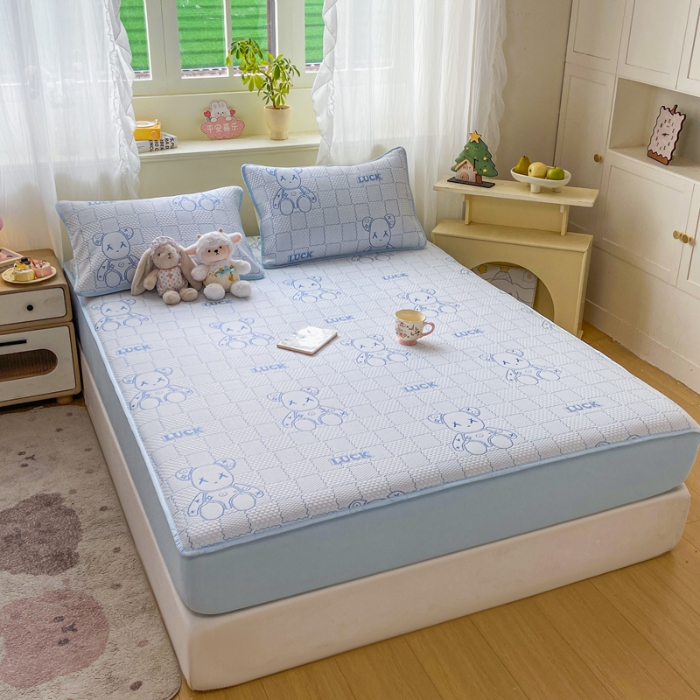 91家纺网 家纺一手货源 找家纺 （总）春寻家纺 2026新款直播爆款幸运熊系列凉豆豆冰丝凉席三件套床单款床笠款可水洗机洗夏季凉感冰豆豆空调席软席子 