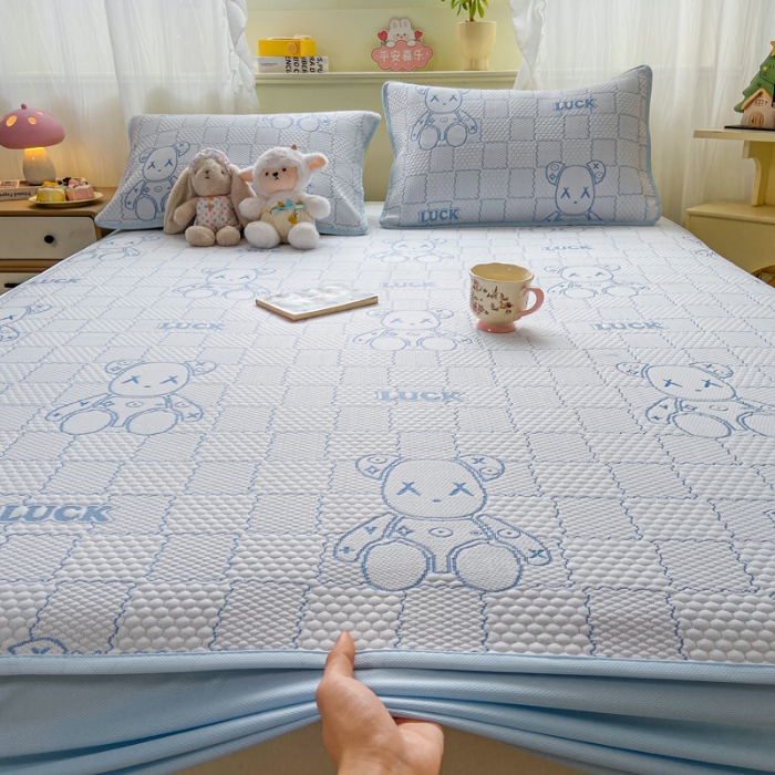 91家纺网 家纺一手货源 找家纺 （总）春寻家纺 2026新款直播爆款幸运熊系列凉豆豆冰丝凉席三件套床单款床笠款可水洗机洗夏季凉感冰豆豆空调席软席子 