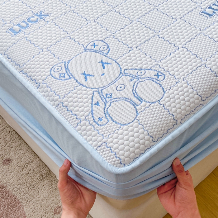 91家纺网 家纺一手货源 找家纺 （总）春寻家纺 2026新款直播爆款幸运熊系列凉豆豆冰丝凉席三件套床单款床笠款可水洗机洗夏季凉感冰豆豆空调席软席子 