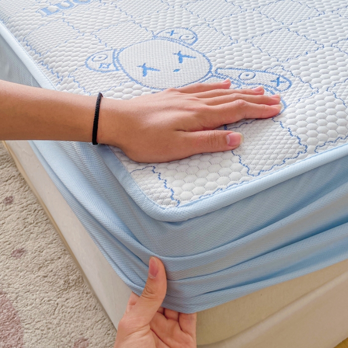 91家纺网 家纺一手货源 找家纺 （总）春寻家纺 2026新款直播爆款幸运熊系列凉豆豆冰丝凉席三件套床单款床笠款可水洗机洗夏季凉感冰豆豆空调席软席子 