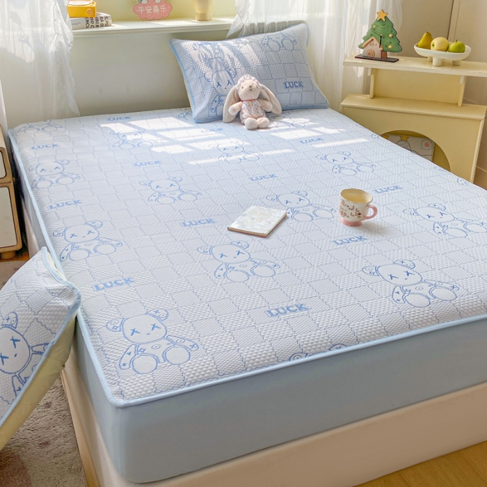 91家纺网 家纺一手货源 找家纺 （总）春寻家纺 2026新款直播爆款幸运熊系列凉豆豆冰丝凉席三件套床单款床笠款可水洗机洗夏季凉感冰豆豆空调席软席子 