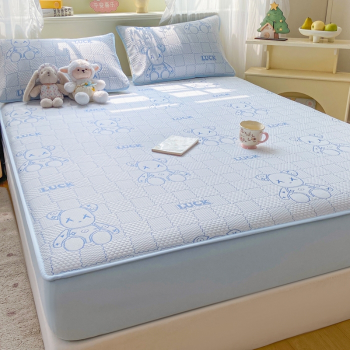 91家纺网 家纺一手货源 找家纺 （总）春寻家纺 2026新款直播爆款幸运熊系列凉豆豆冰丝凉席三件套床单款床笠款可水洗机洗夏季凉感冰豆豆空调席软席子 