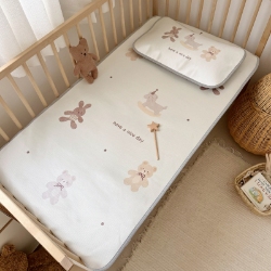 91家纺网 家纺一手货源 找家纺 （总）JUICY 橘滋家纺 2026新款A类北欧简约数码婴儿席幼儿园冰丝席凉席,遨游太空,芭蕾小兔,叠叠乐园,嘟嘟熊猫,翻滚熊猫,鲸尾摇凉,木马小熊,蓬蓬象乐园,奇幻之旅,天空之城,野趣,组合图仅供参考不可下单