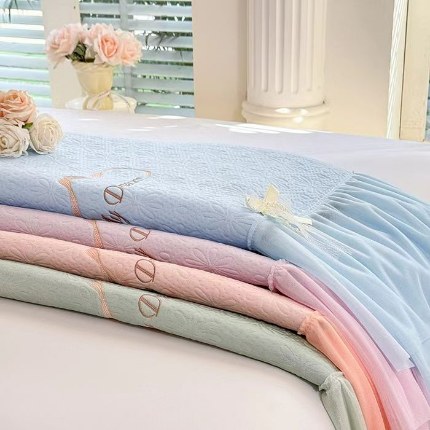 91家纺网 家纺一手货源 找家纺 （总）苏米娜家纺SUMINA 2026新款PE高分子弯边工艺双层花边床裙款凉席三件套-梦幻