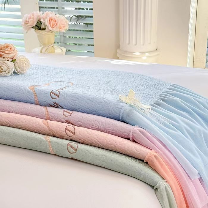 91家纺网 家纺一手货源 找家纺 （总）苏米娜家纺SUMINA 2026新款PE高分子弯边工艺双层花边床裙款凉席三件套-梦幻