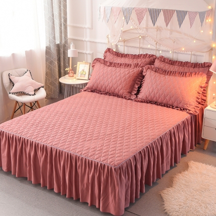 91家纺网 家纺一手货源 找家纺 艾晶美 2018冬款夹棉床裙三件套 骑士-砖红