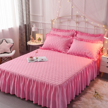 91家纺网 家纺一手货源 找家纺 艾晶美 2018冬款夹棉床裙三件套 丛林烈鸟-粉色