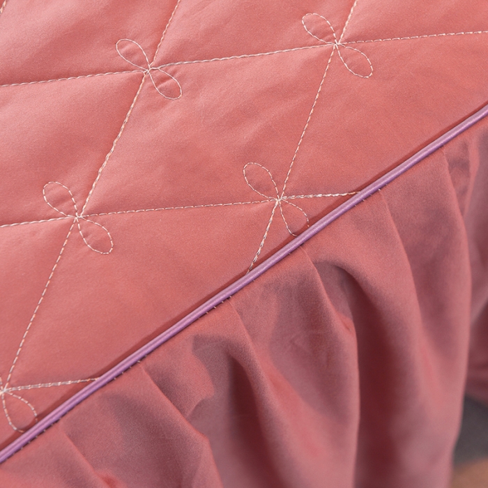 91家纺网 家纺一手货源 找家纺 艾晶美 2018冬款夹棉床裙三件套 骑士-砖红