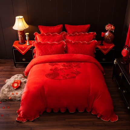 91家纺网 家纺一手货源 找家纺 宜凡家纺 2019加厚水晶绒刺绣婚庆套件 一见钟情