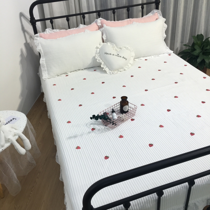 91家纺网 家纺一手货源 找家纺 漫调家纺 韩国床盖三件套草莓-白