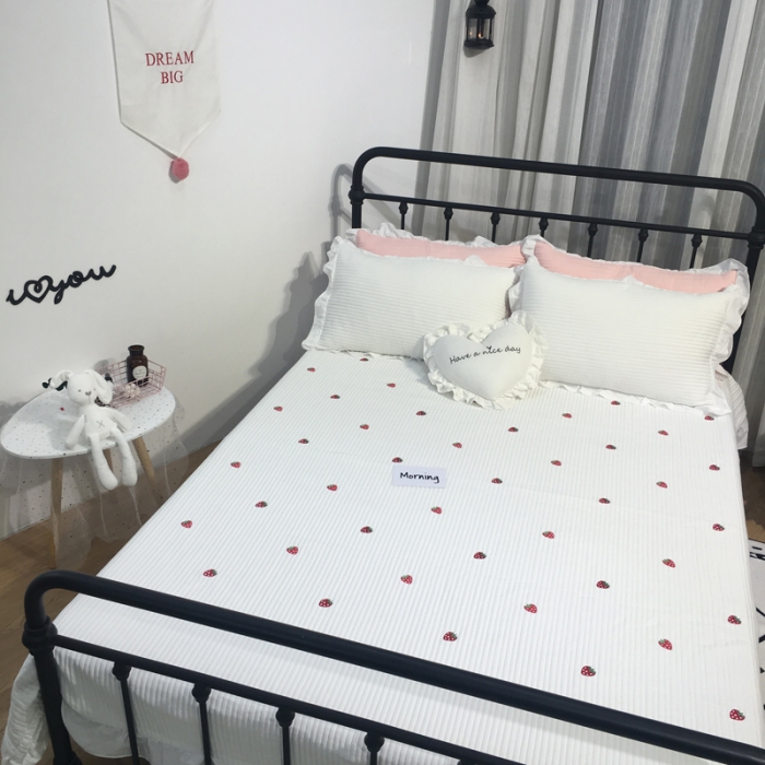 91家纺网 家纺一手货源 找家纺 漫调家纺 韩国床盖三件套草莓-白