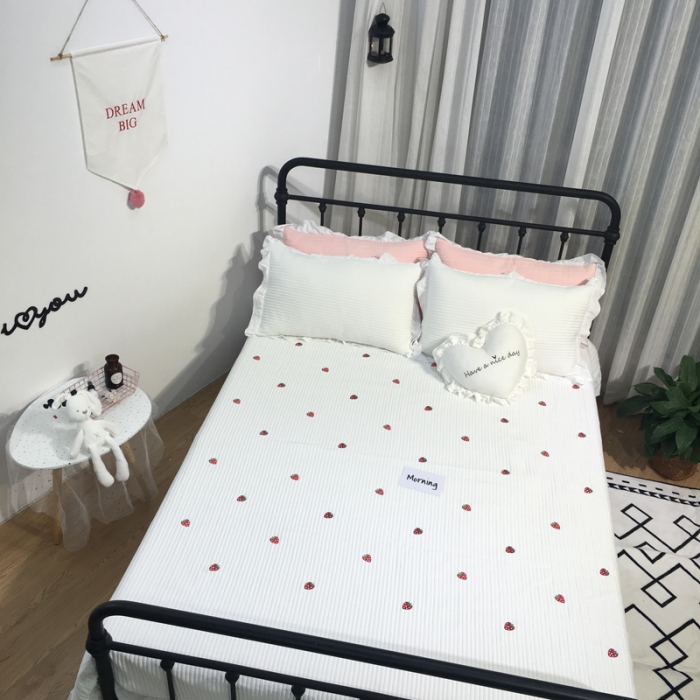 91家纺网 家纺一手货源 找家纺 漫调家纺 韩国床盖三件套草莓-白