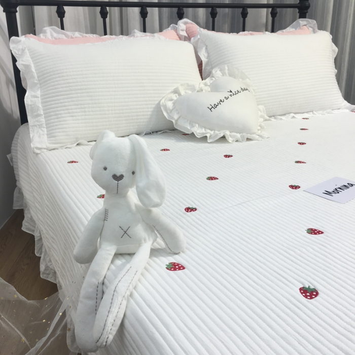 91家纺网 家纺一手货源 找家纺 漫调家纺 韩国床盖三件套草莓-白