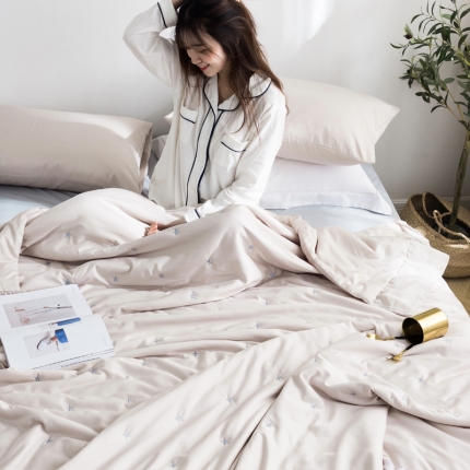 91家纺网 家纺一手货源 找家纺 （总）漫调 独家定制ins风满天星莫代尔天丝夏被刺绣夏被