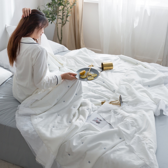 91家纺网 家纺一手货源 找家纺 漫调 独家定制ins风满天星莫代尔天丝夏被刺绣夏被 梨花白