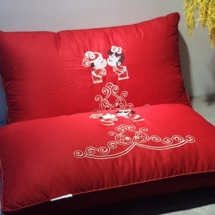 91家纺网 家纺一手货源 找家纺 剑桥枕业 大红婚庆枕芯系列 相亲相爱枕