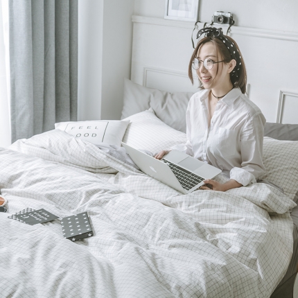 早春全棉色织水洗套件模特图本白格子